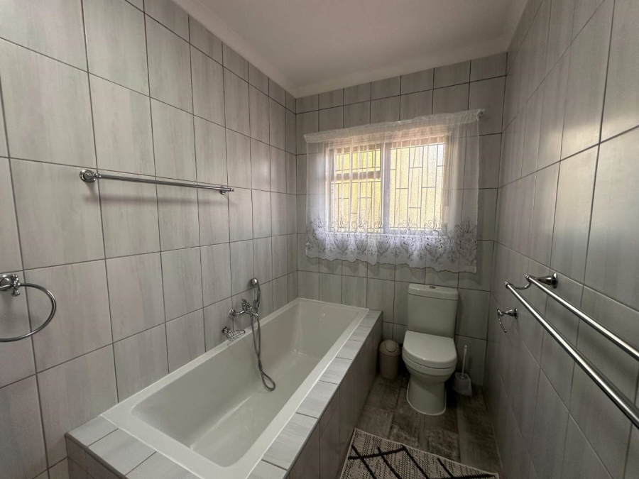 5 Bedroom Property for Sale in Fraaiuitsig Western Cape